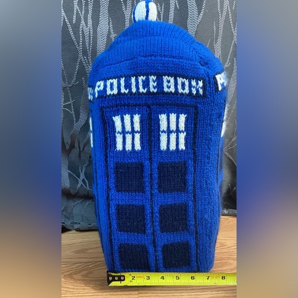 Custom - Decorative, knitted, foam filled TARDIS from Doctor Who - Picture 6 of 10